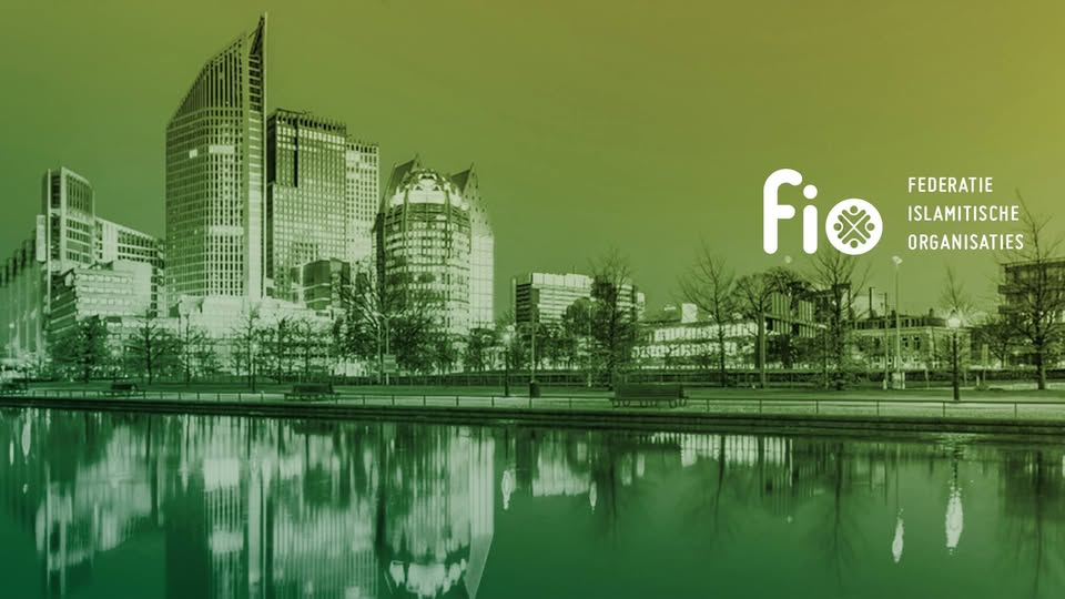 De skyline van Den Haag, in het groen van Federatie Islamitische Organisaties