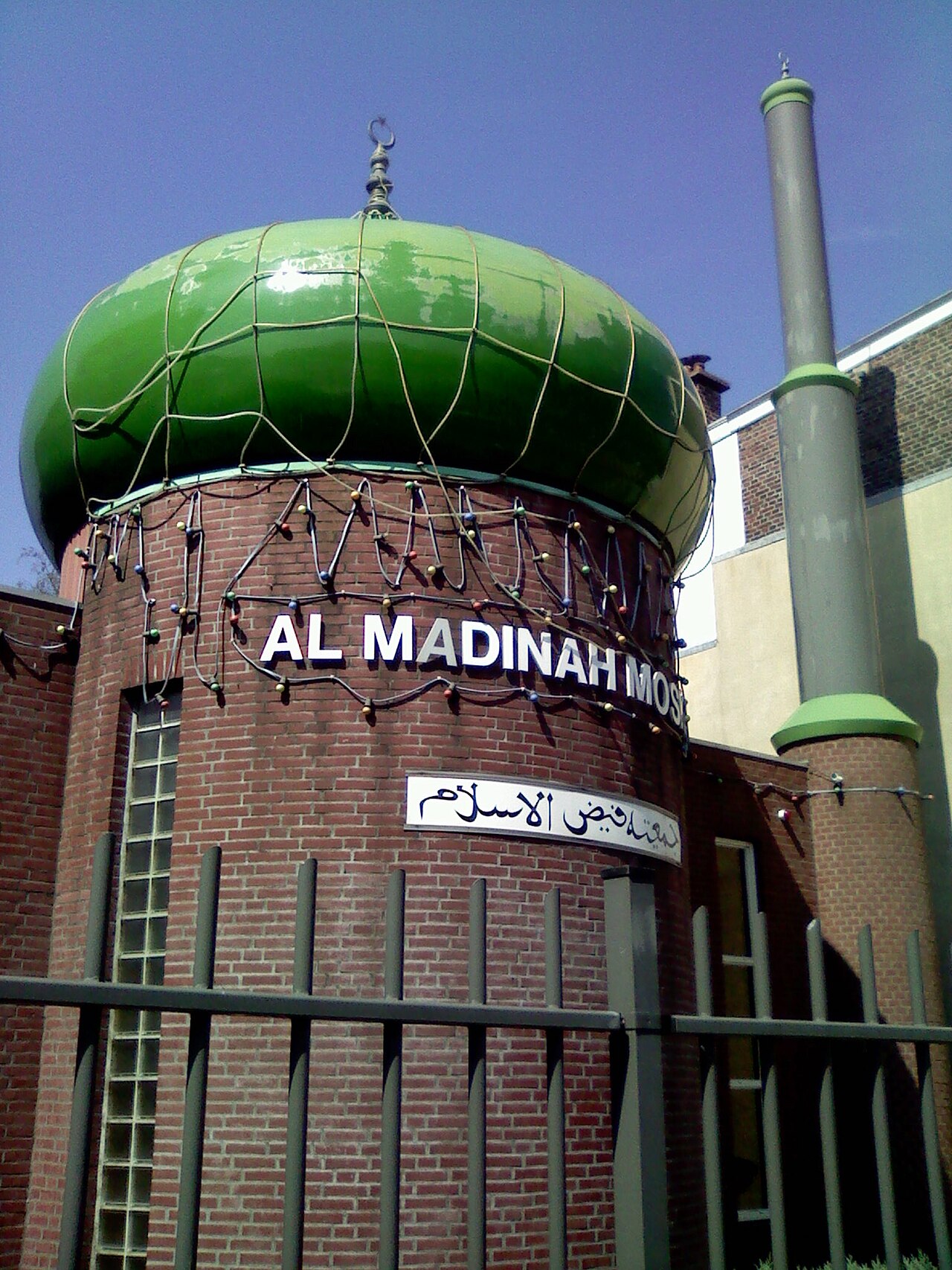 De groene koepel van moskee Al Madinah aan de Loosduinseweg in Den Haag