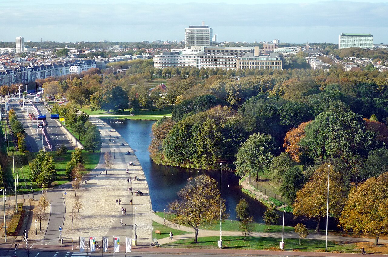 De Koekamp in Den Haag, met water, bomen en de stad op de achtergrond